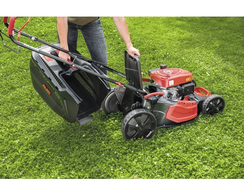 Tondeuse à essence avec bac de ramassage sur une pelouse