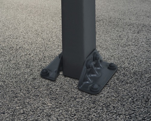 Fixation au sol d''un poteau avec des vis