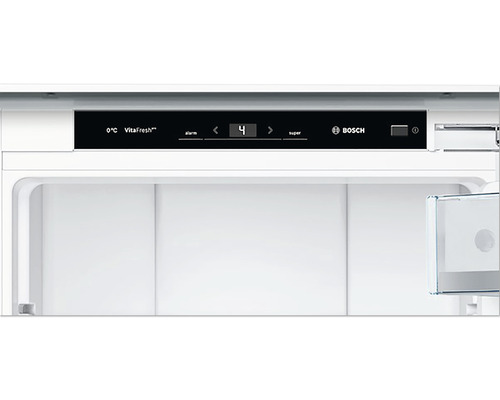 Innenansicht eines Kühlschranks mit digitalem Display und Bosch Logo
