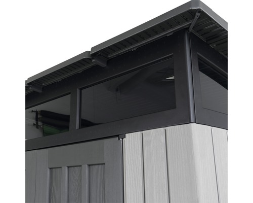 Vue détaillée d''un abri de jardin avec toit et fenêtres