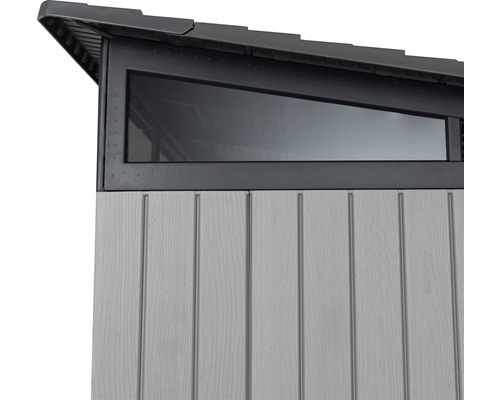 Vue détaillée d''une remise de jardin avec fenêtre et revêtement en bois