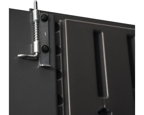 Gros plan d''une serrure à ressort sur une armoire de jardin