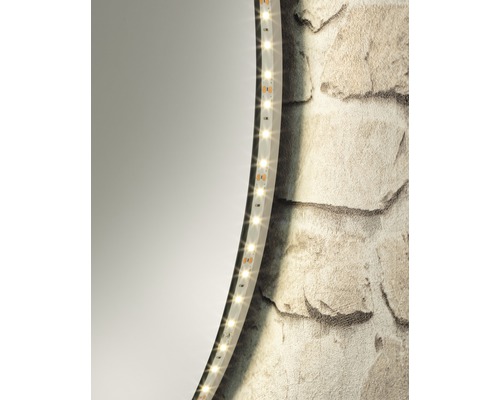 LED-Streifen an einer Steinwand