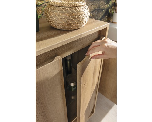 Armoire en bois avec porte ouverte et panier sur le dessus