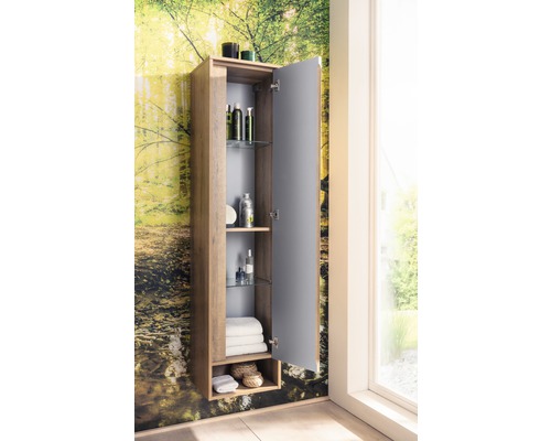 Offener Badezimmerschrank mit Glasregalen zur Aufbewahrung von Badartikeln und Handtüchern.