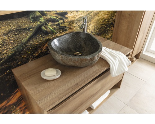 Badezimmerwaschtisch mit Natursteinwaschbecken und Armatur