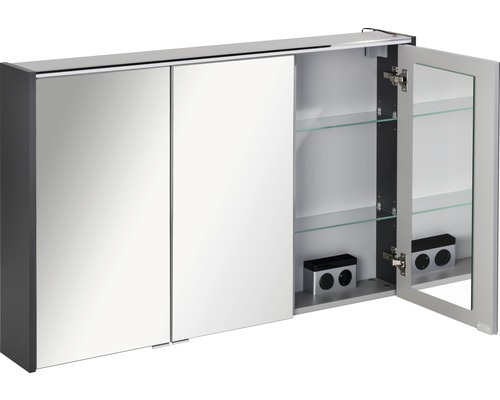 Armoire de toilette ouverte avec étagères en verre et prise