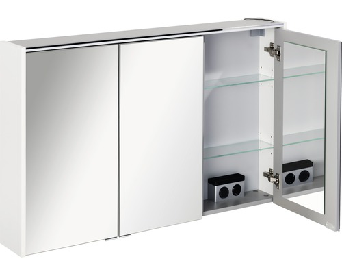 Armoire de toilette avec deux portes à miroir et une porte à miroir ouverte avec des étagères en verre