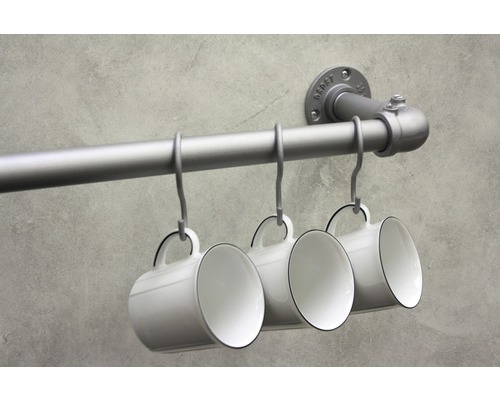 Metallstange mit drei hängenden Tassen