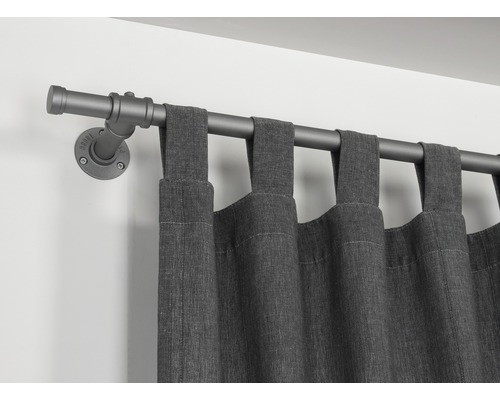 Gardinenstange im Industrie-Design mit grauem Vorhang