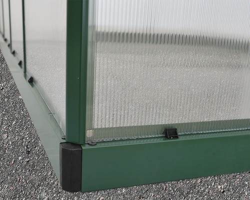 Vue détaillée d''une serre avec cadre de fondation et plaques en polycarbonate