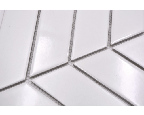 Vue détaillée de carreaux de mosaïque blancs en forme de losange allongé