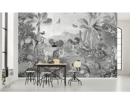 Papier peint avec des motifs d''animaux et de plantes dans une salle à manger.