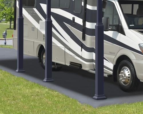 Camping-car sous un abri avec poteaux de support