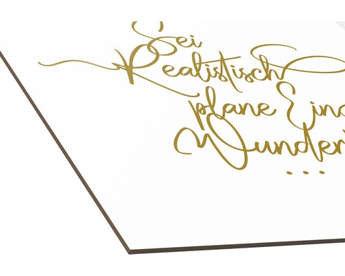 Dekoration mit dem Spruch Sei realistisch plane Wunder