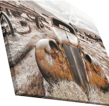 Image sur toile représentant une vieille voiture sur un champ