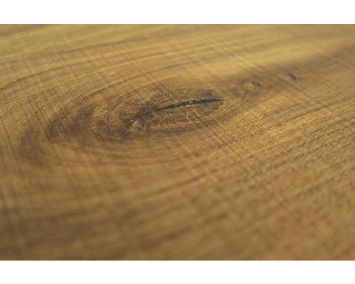 Nahaufnahme einer Holzplatte mit Maserung