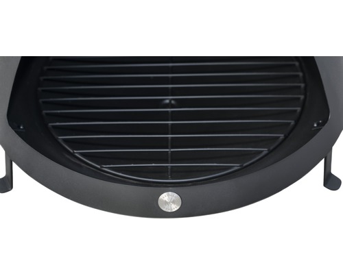 Detailansicht eines schwarzen Feuerkorbs mit Grillrost