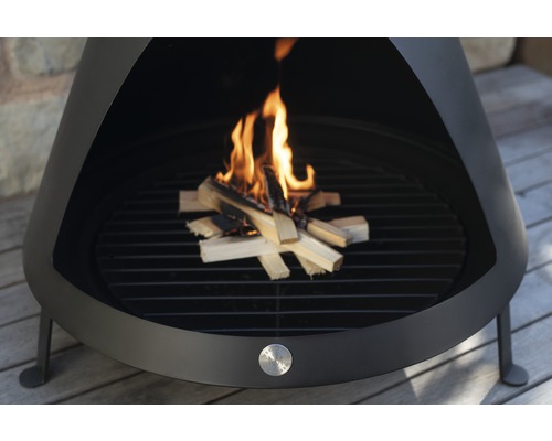 Feuerstelle mit brennendem Holz