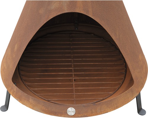 Detailansicht einer Rostfarbenen Feuerstelle mit Grillrost