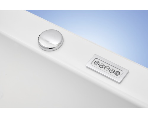 Detailansicht einer Badewanne mit Bedienelementen und Abflussstopfen