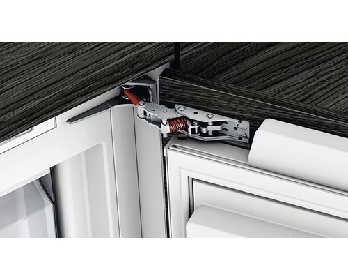 Vue détaillée d''une charnière de meuble avec ressort