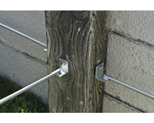 Detailaufnahme eines Zaunpfostens mit Querstrebenbefestigung
