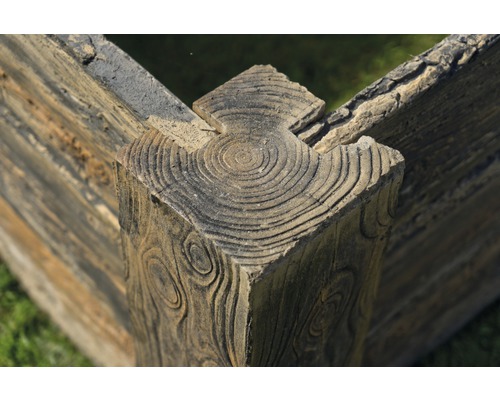 Detailaufnahme eines Hochbeetes mit Holzoptik