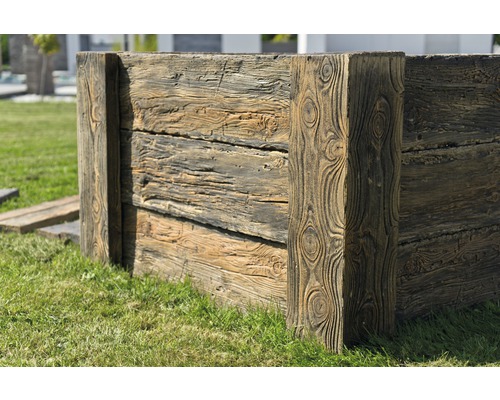 Hochbeet aus Holz mit rustikaler Optik im Garten