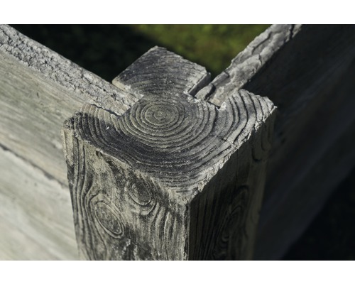 Nahaufnahme eines Zaunpfostens mit Holzmaserung