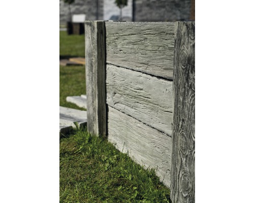 Detailaufnahme einer Gartenmauer aus Beton mit Holzstruktur