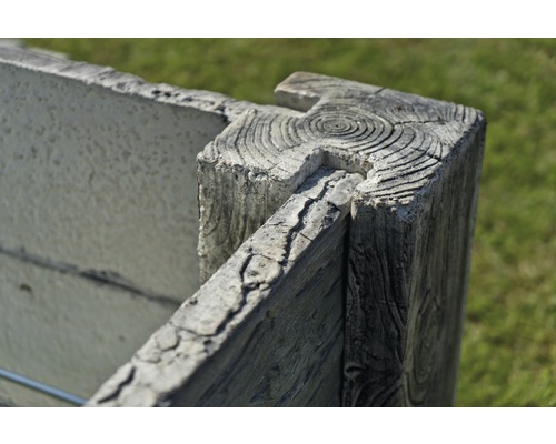 Detailansicht einer Pflanzkasten-Ecke aus Beton mit Holzstruktur
