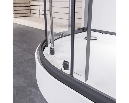 Vue détaillée d''une cabine de douche avec portes en verre transparent et cadres sombres