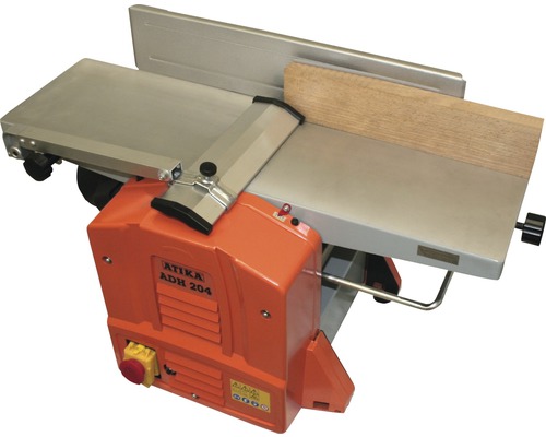 Atika Hobelmaschine ADH 204 mit einem Holzstück auf dem Tisch