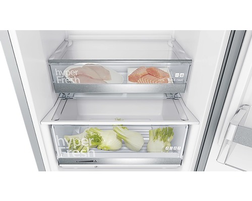 Innenraum eines Kühlschranks mit HyperFresh Schubladen für Fleisch, Fisch und Gemüse