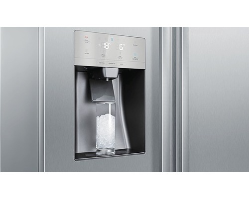 Distributeur de glaçons d''un réfrigérateur avec un verre rempli de glaçons