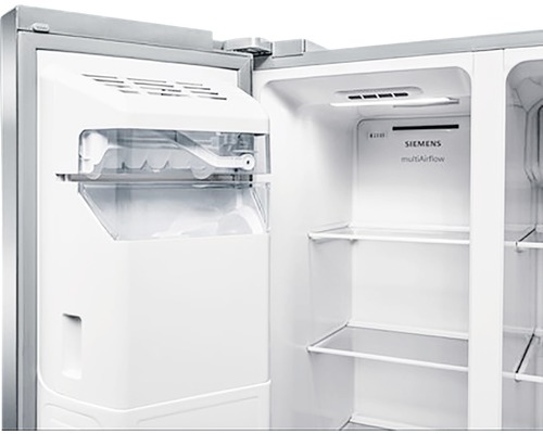 Intérieur d''un réfrigérateur avec étagères et machine à glaçons