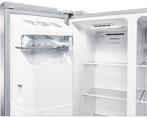 Intérieur d''un réfrigérateur avec machine à glaçons et étagères