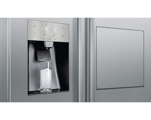 Gros plan d''un réfrigérateur avec distributeur de glaçons et un verre rempli de glaçons