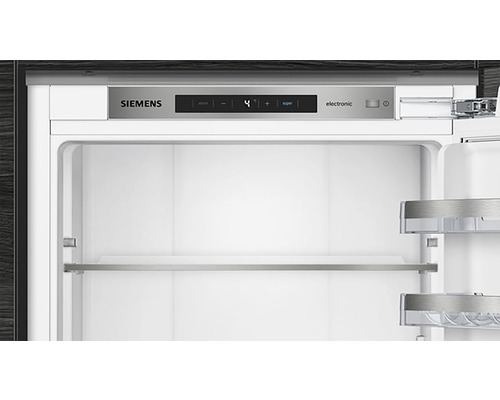 Innenansicht eines Kühlschranks von Siemens mit elektronischer Steuerung