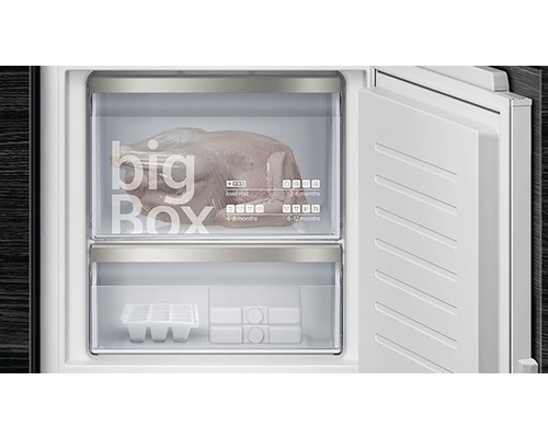 Congélateur ouvert avec Big Box et aliments congelés