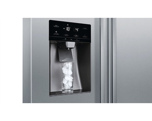 Eiswürfelspender eines Kühlschranks mit Glas voller Eiswürfel