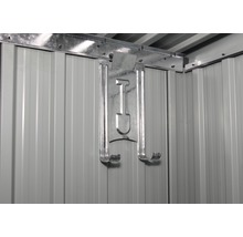 Intérieur d''abri de jardin métallique avec porte-outils