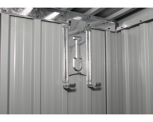 Intérieur d''abri de jardin métallique avec porte-outils