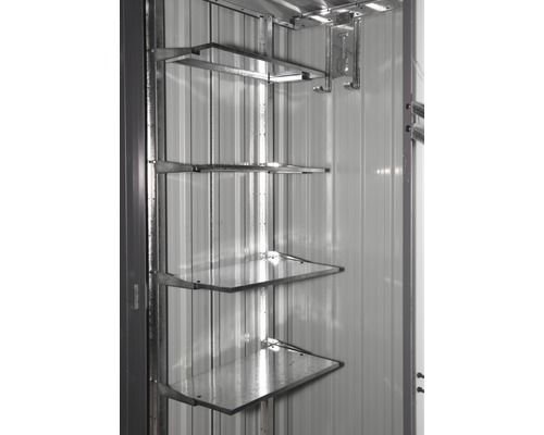 Étagères et crochets pour le rangement dans une remise de jardin.