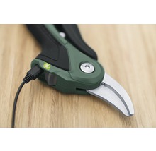 Akku Gartenschere mit Ladekabel im Detail