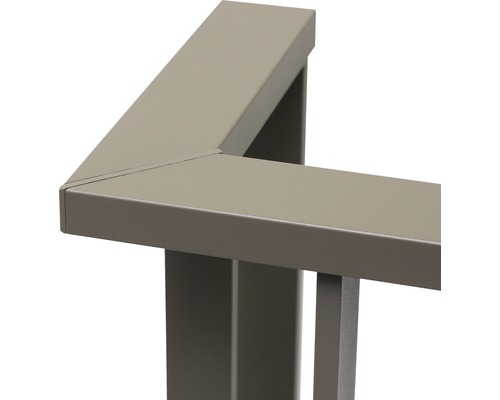 Detailansicht eines rechteckigen Metallrahmens