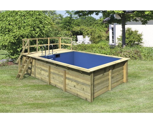 Piscine en bois avec échelle et terrasse dans le jardin.