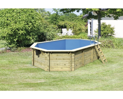 Piscine en bois avec échelle dans le jardin