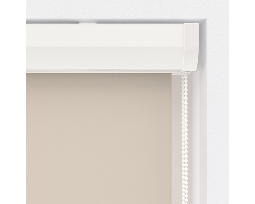 Detailansicht eines Rollos mit Kettenzug in einem Fensterrahmen